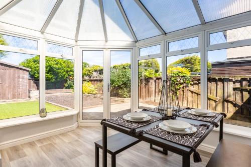 Thornton-Cleveleys House | Curlew - 3 Bedrooms Wi-Fi, Parking, Contractors