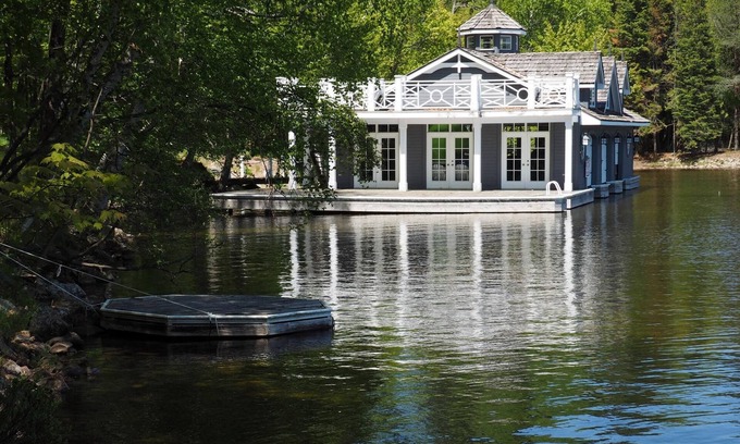 Lake of Bays Cottage | Custom Built 5 brdm, 4 bath on Lake of Bays! Sandy Beach! Boathouse! SW Exposure