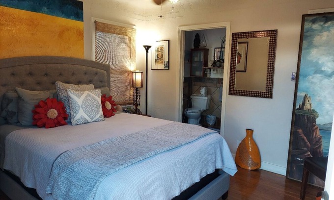 South Wrigley House | Custom designed bedroom & bath. Easy metro to SoFi & crypto/sm dog ok w fee