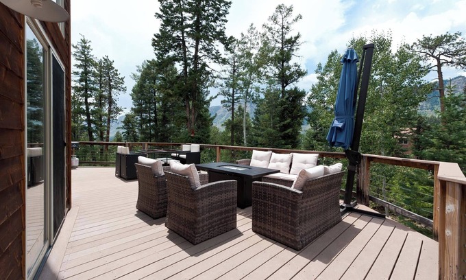 Columbine Lake House | Custom Home with Large Deck on an Acre - Amazing Views - 3 miles to Purg