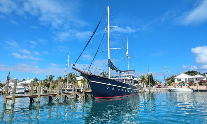 Spanish Wells Boat Rental | Custom Yacht -Includes, Breakfast, Chef, WIFI, A/C, docked in private marina.