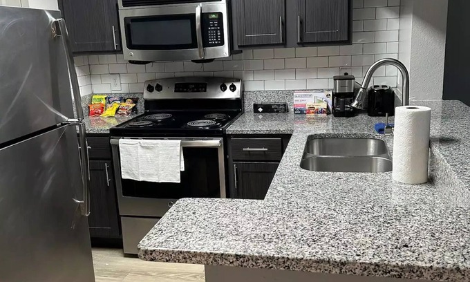 Lexington Apartment | Cute 1 bedroom, 1 bathroom unit with a pool