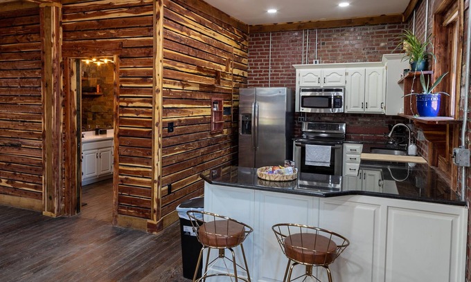 Holden Apartment | Cute 2 bdrm apartment above Coffee shop