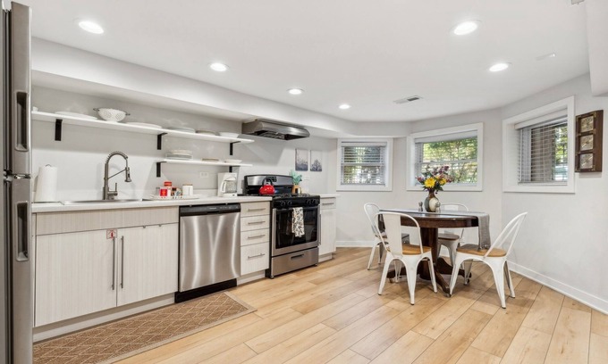Logan Square Apartment | Cute 2-bedroom apartment with WiFi, AC in vibrant Chicago