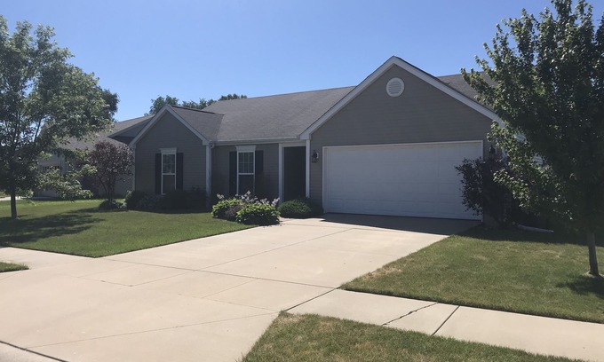 South Bend House | Cute 3 Bedroom, 2 Bath Home, 4 miles North of SBN Airport and 7.5 miles to ND
