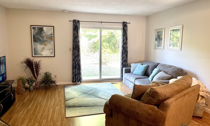 Lincoln House | Cute 3br & 3ba areas, backs to Hike-Bike Tr and mins to SouthPointe & downtown
