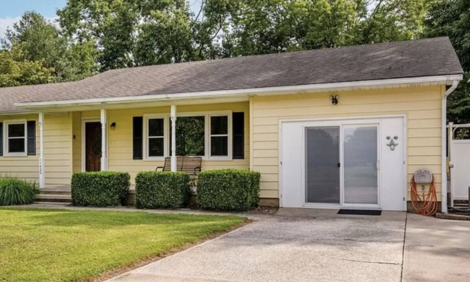 Berlin House | Cute and cozy beach style house in Berlin MD- 5 min from Assateage Beach!