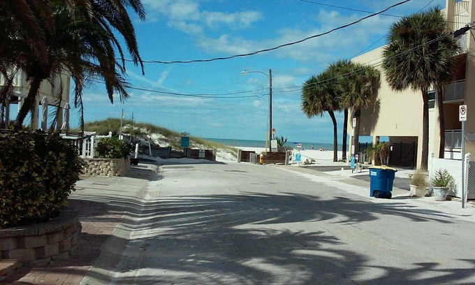 Clearwater Beach Cottage | Cute and Cozy Beach Bungalow. Steps to the Beach. Free off-street Parking!