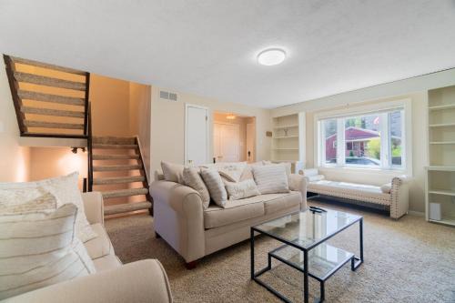 Crafton House | CUTE AND COZY DECK SUITE