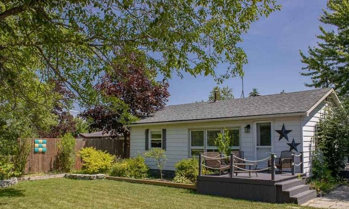 Hamilton Cottage | Cute as a Button - Two Bedroom Cottage, Sleeps 4
