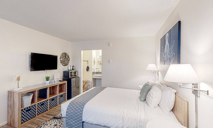 Bandon House | Cute beach room with fast WiFI - walk to downtown shops & eats