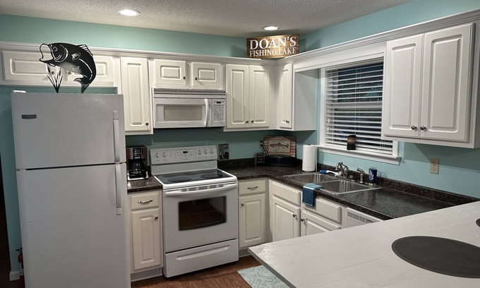 Marianna House | Cute bungalow just outside Marianna with full kitchen and laundry