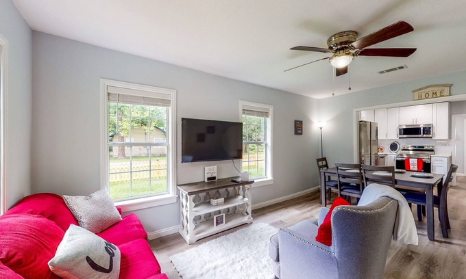 High Springs House | Cute Bungalow on Large Corner Lot with Fenced Dog-Friendly Yard, Near Springs