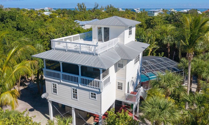 Jose's Hideaway House | Cute Bungalow Trailer on Canal in Flamingo Bay