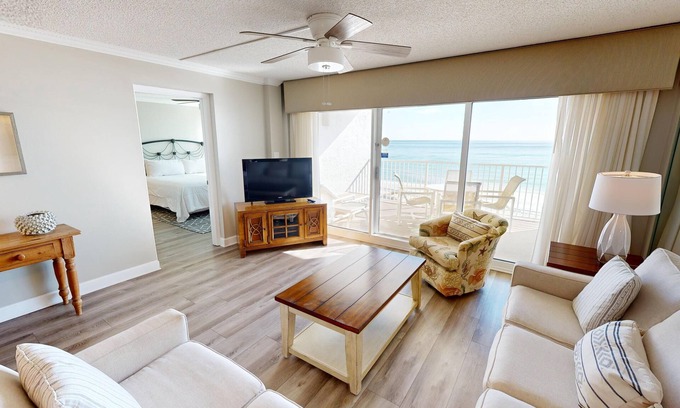 Seaspray Condo | Cute Coastal Getaway Beach House 202A