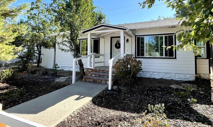 Alpine Cottage | Cute Cottage in the heart of Alpine