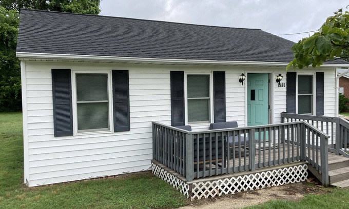 Stonehouse House | Cute Country Stay! Convenient to Williamsburg!