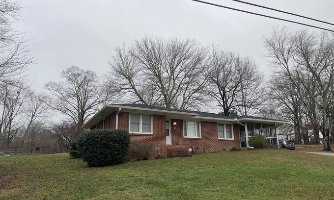 Lawrenceville House | Cute & Cozy Brick Ranch, 3 bed, ATL<30m. Big 1.3 acre yard in Gwinnett, L-ville