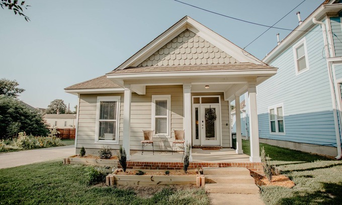 Uptown House | Cute & Cozy Home 1 mile to St. Jude /2miles from Beale st. /Pet Friendly!