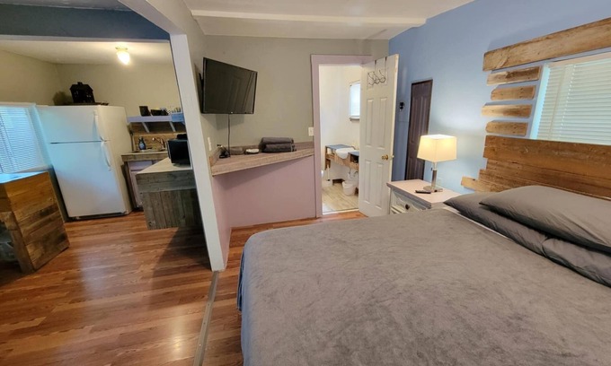 Denver Heights Apartment | Cute Cozy Private Tiny Home 2 miles to downtown