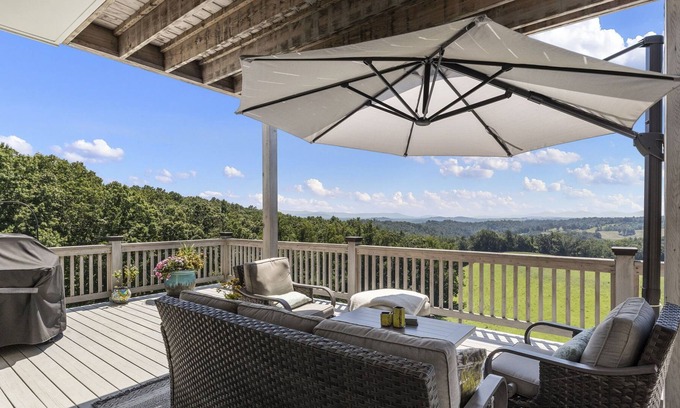 Marshall House | 🐶Cute Dog-Friendly Cottage w/Gazebo, Fire Pit, & Pond.+FREE Biltmore Pass🏰
