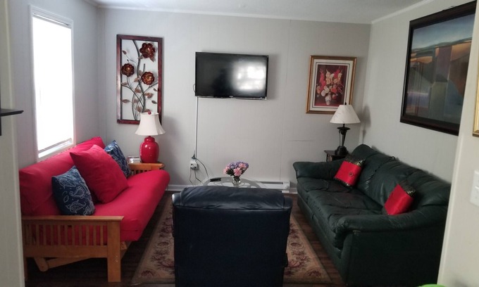 East Durham House | Cute Fenced Downtwn Domicile Pet Friendly near Duke Hospital