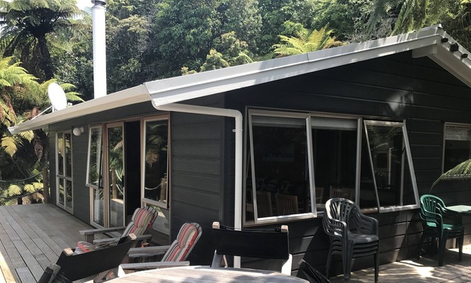 Lake Tarawera Cottage | Cute lockwood with stunning lake views