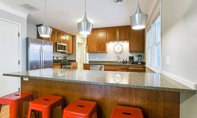 Merriam Park Apartment | Cute midcentury apartment, easy walk to restaurants and light rail