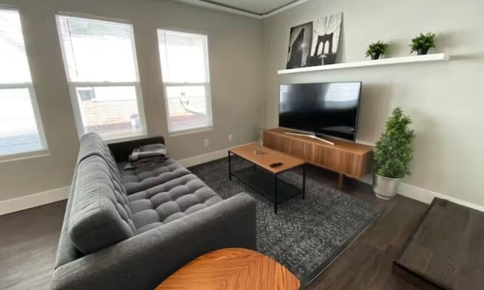 Downtown Omaha Apartment | Cute Modern Apartment in Downtown Omaha