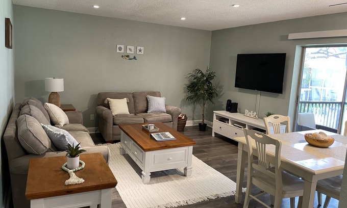 Anona Condo | Cute, spacious 2 BR 2 Full BA condo minutes from the beaches