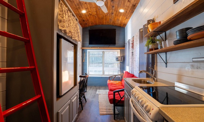 Caryville Cabin | Cute Tiny House! Located right outside Rocky Top, Leave here to hit the trails!