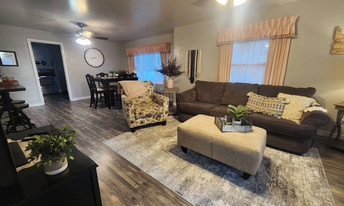 Burley House | Cutecountyfair house, 3 bdrms,fenced back yard and close to all needs in Burley.