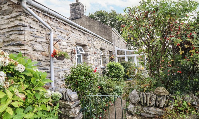 Beddgelert Cottage | CWM CAETH COTTAGE, romantic, with a garden in Beddgelert