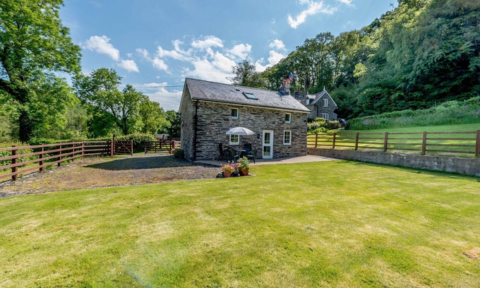 Newcastle Emlyn Cottage | CWMDU COTTAGE, character holiday cottage in Newcastle Emlyn