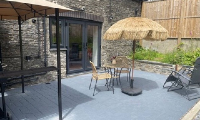 Lampeter House | Cwtch Bee - One Bedroom House, Sleeps 2