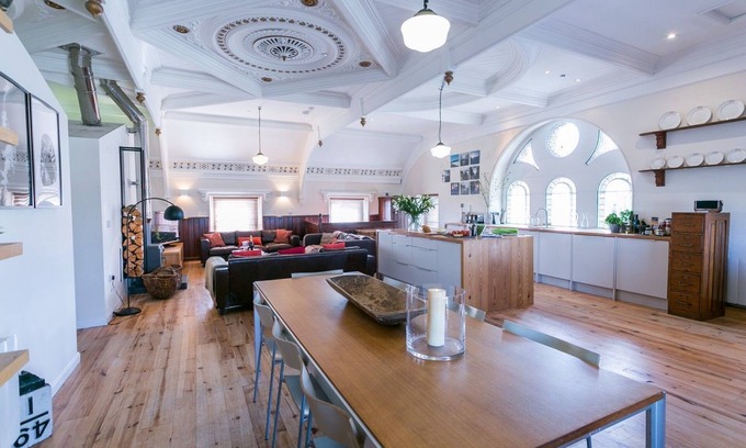 Ty Croes Apartment | Cwyfan - a dog that sleeps 8 guests in 4 bedrooms