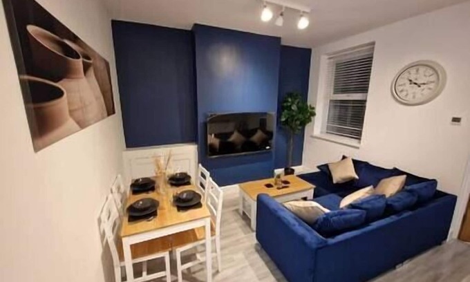 Plasnewydd Apartment | Cyfarthfa Double Room 1 - Shared Bathroom - Near City Centre