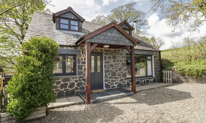 Bala Cottage | CYFFDY COTTAGE - ARAN, pet friendly, with open fire in Parc