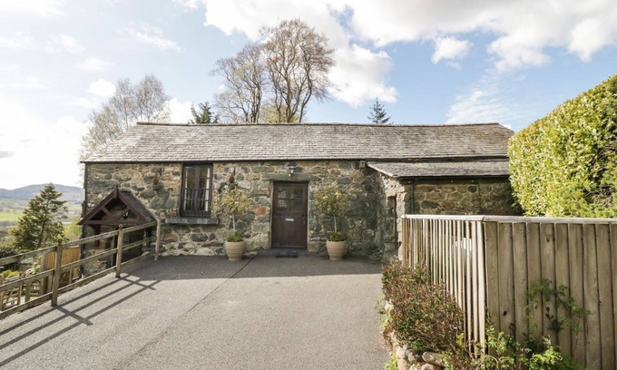 Bala Cottage | CYFFDY COTTAGE - ARENIG, pet friendly, with open fire in Parc