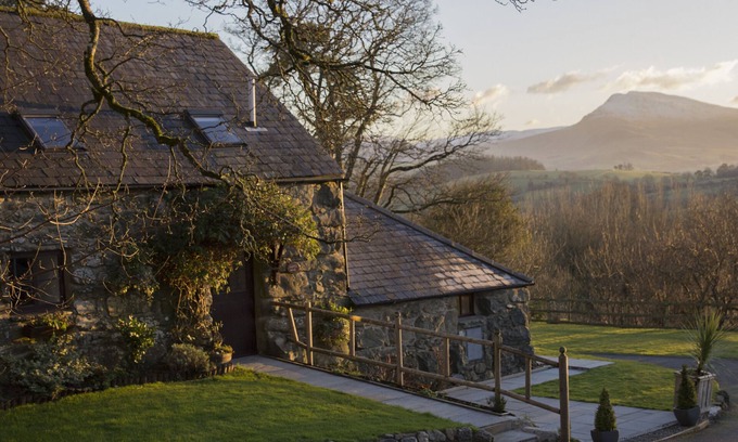 Bala Cottage | CYFFDY COTTAGE - TEGID, pet friendly, with open fire in Parc