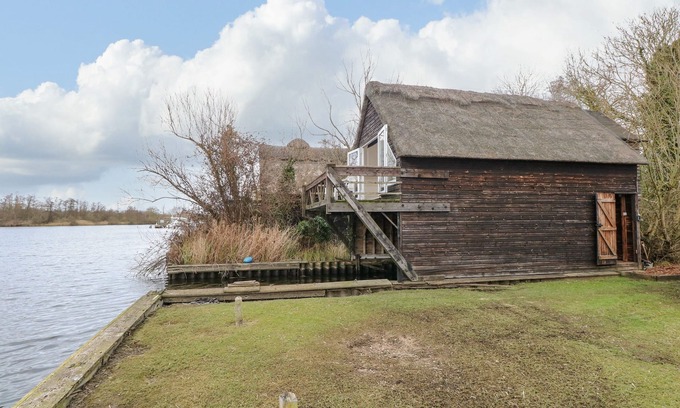 Irstead Cottage | CYGNUS BOATHOUSE, character holiday cottage in South Walsham
