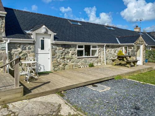 Garn Fadryn House | Cyll Y Felin Fawr 2