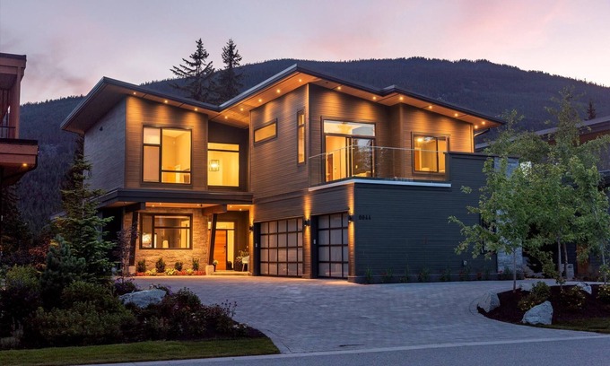 Whistler Ski Chalet | Cypress Links - Golf Course Location, modern w/AC, Hot tub