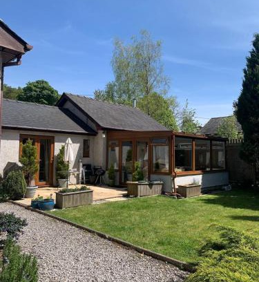 Llanfor House | Cysgod Bach Cottage