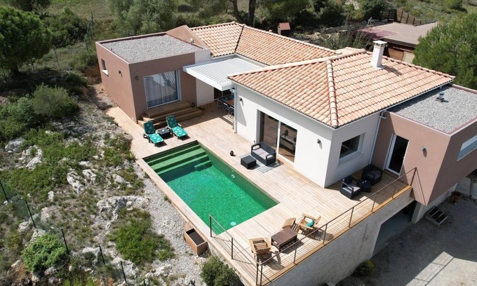 Montredon-des-Corbieres House | Découvrez le Charme Absolu de Cette Villa, Entre Mer, Campagne et Montagne