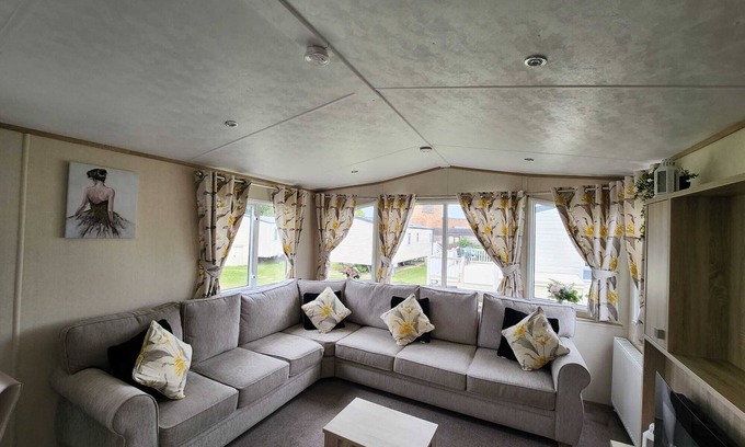 St Margaret's at Cliffe Cabin | D&AShortBreaks-StMargaretsBay-WiFi-Parking