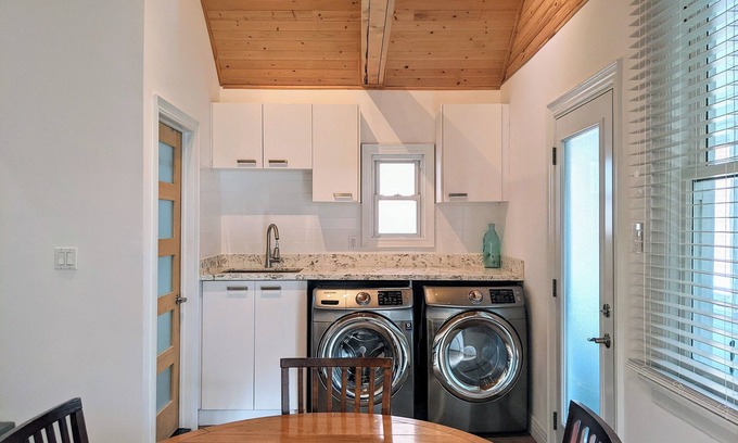 New Toronto House | D&D Hideaway in South Etobicoke. Cozy 3-BR Home w/ Garden Nr Lake & Parks.