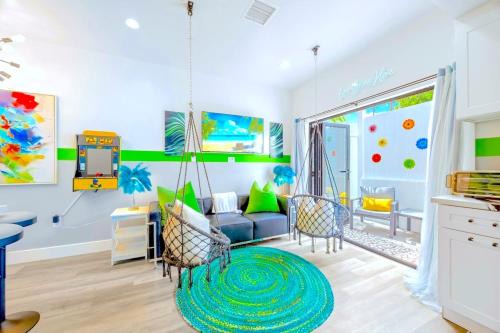 North Hollywood Apartment | D- Hip NoHo Haven Hot Tub - Family - Parking