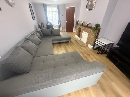 Belvedere Apartment | D'Luxe Royal 3 bedrooms house in Abbeywood, London