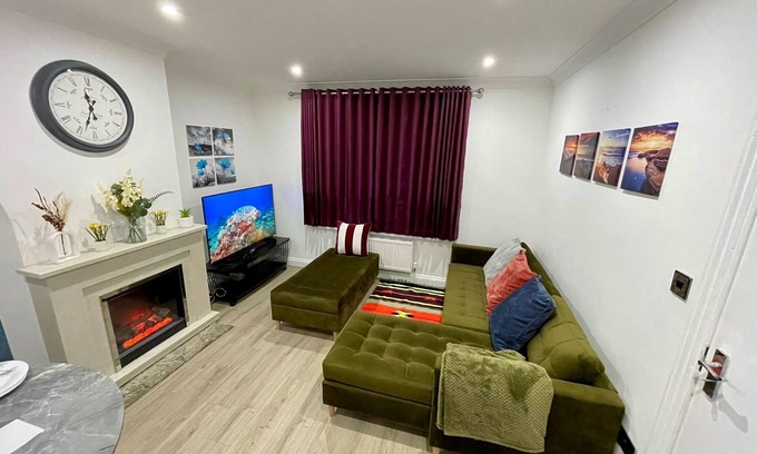 Becontree House | Dagenham 3-Beds, Sleeps 5, 12 min walk to Metro